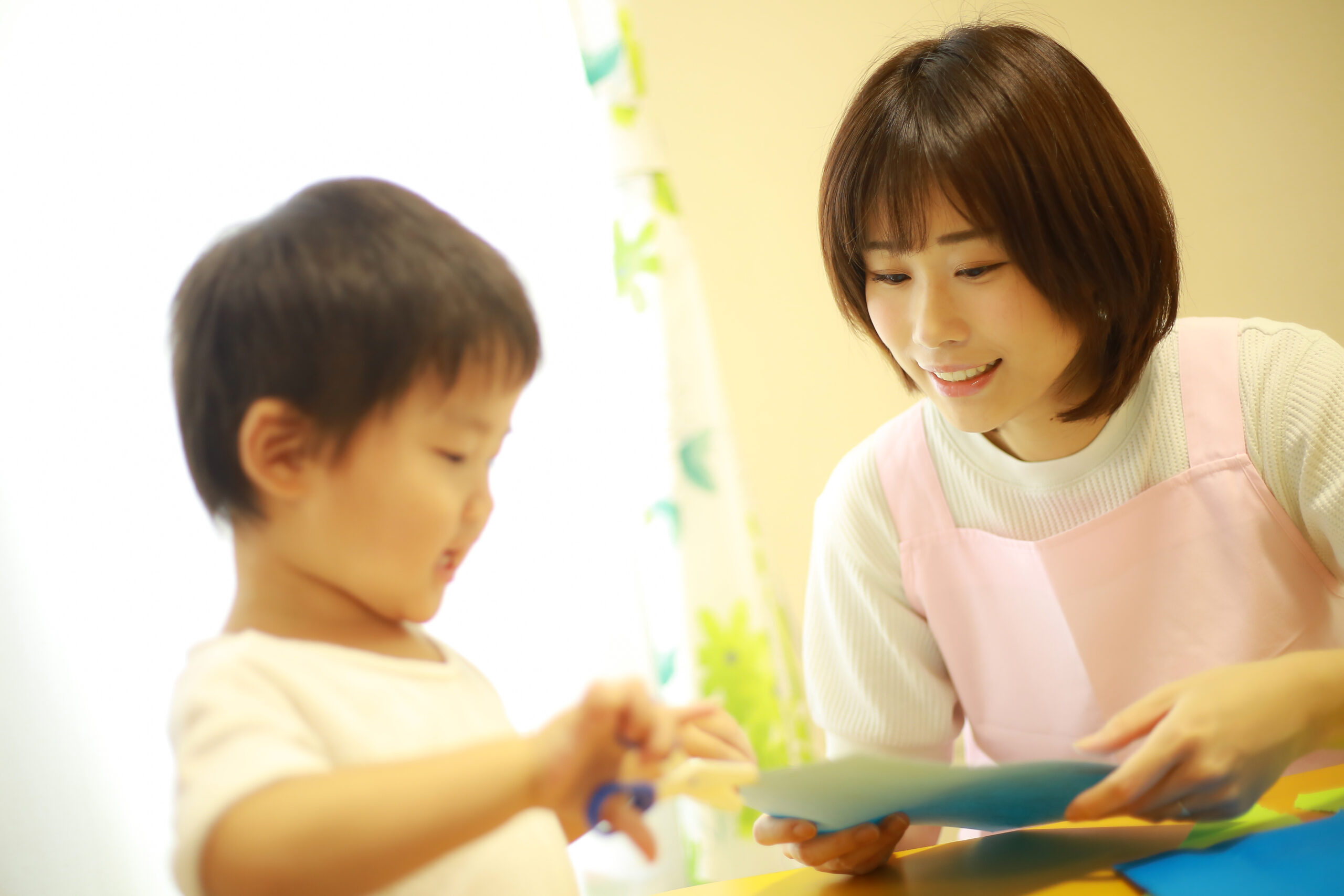 Home 工作する子どもと保育士イメージ