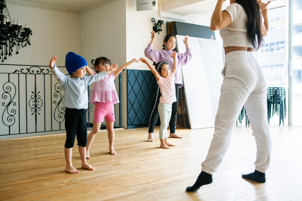 ダンスレッスンを受ける子供たち
