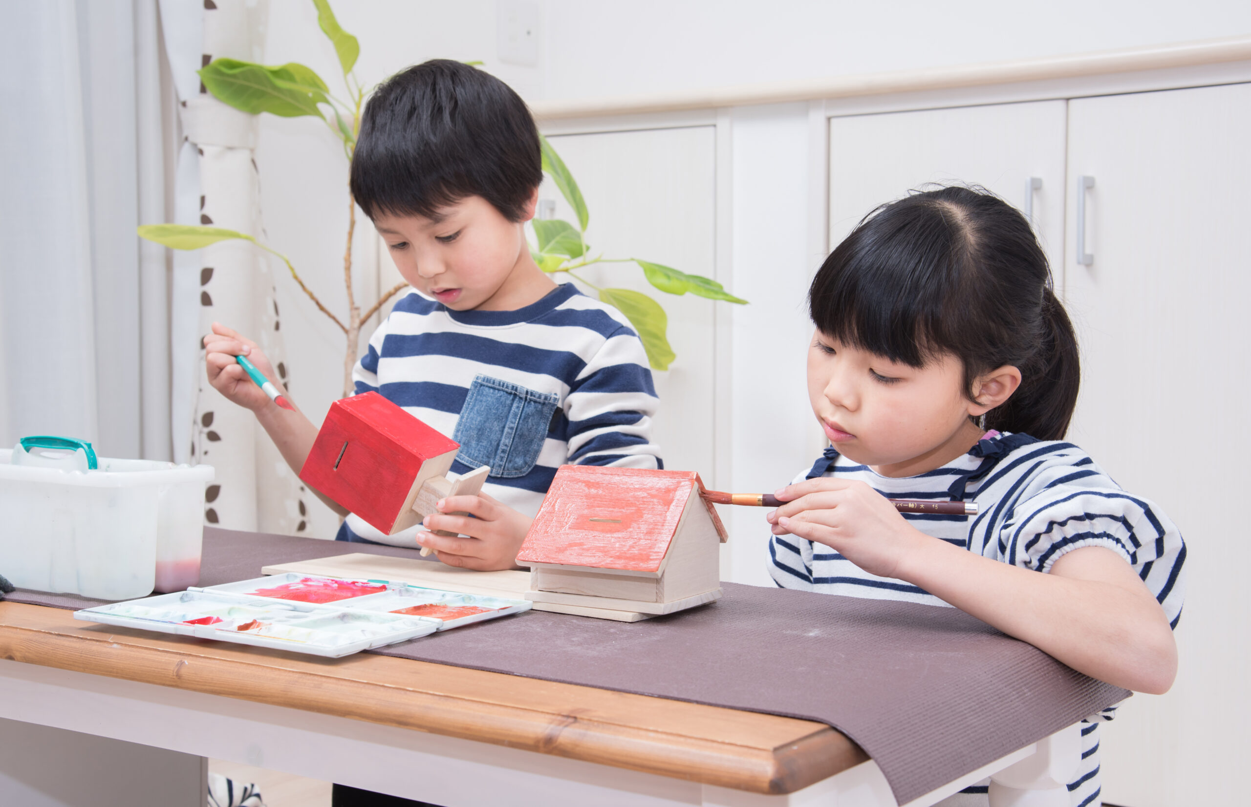 Home 工作を楽しむ小学生の男の子と女の子